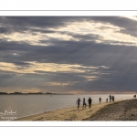 Promeneurs sur la plage un soir au Crotoy