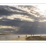 Promeneurs sur la plage un soir au Crotoy