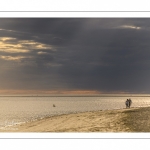 Promeneurs sur la plage un soir au Crotoy