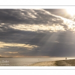 Promeneurs sur la plage un soir au Crotoy