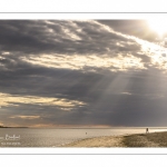 Promeneurs sur la plage un soir au Crotoy