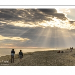 Promeneurs sur la plage un soir au Crotoy