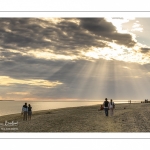 Promeneurs sur la plage un soir au Crotoy