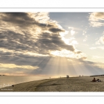 Promeneurs sur la plage un soir au Crotoy