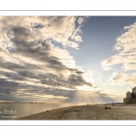 Promeneurs sur la plage un soir au Crotoy
