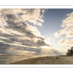 Promeneurs sur la plage un soir au Crotoy