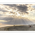 Promeneurs sur la plage un soir au Crotoy