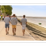 France, Somme (80), Baie de Somme, Saint-Valery-sur-Somme, Promeneurs sur les quais de la Somme // France, Somme (80), Baie de Somme, Saint-Valery-sur-Somme, Walkers on the quays of the Somme River