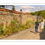 Les rues de la citée médiévale de Saint-Valery au printemps