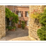 Les rues de la citée médiévale de Saint-Valery au printemps