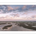 Crépuscule sur les mollières parsemées de huttes de chasse