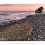 La plage du Hourdel et son blockhaus en baie de Somme au petit matin - Saison : Hiver - Lieu : Le Hourdel, Baie de Somme, Somme, Picardie, Hauts-de-France, France. Hourdel beach and its blockhouse in the Bay of Somme in the early morning - Season: Winter - Location: Le Hourdel, Somme Bay, Somme, Picardy, Hauts-de-France, France