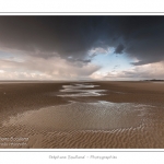 Promenade entre deux orages dans la baie de Somme Ã  marÃ©e basse en suivant un des ruisseaux qui parcourrent la baie entre Le Hourdel et Cayeux-sur-mer. Saison : Automne - Lieu : Le Hourdel, Baie de Somme, Somme, Picardie, France