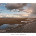 Promenade entre deux orages dans la baie de Somme Ã  marÃ©e basse en suivant un des ruisseaux qui parcourrent la baie entre Le Hourdel et Cayeux-sur-mer. Saison : Automne - Lieu : Le Hourdel, Baie de Somme, Somme, Picardie, France