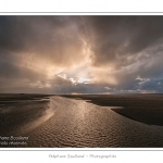 Promenade entre deux orages dans la baie de Somme Ã  marÃ©e basse en suivant un des ruisseaux qui parcourrent la baie entre Le Hourdel et Cayeux-sur-mer. Saison : Automne - Lieu : Le Hourdel, Baie de Somme, Somme, Picardie, France