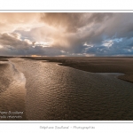 Promenade entre deux orages dans la baie de Somme Ã  marÃ©e basse en suivant un des ruisseaux qui parcourrent la baie entre Le Hourdel et Cayeux-sur-mer. Saison : Automne - Lieu : Le Hourdel, Baie de Somme, Somme, Picardie, France