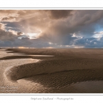 Promenade entre deux orages dans la baie de Somme Ã  marÃ©e basse en suivant un des ruisseaux qui parcourrent la baie entre Le Hourdel et Cayeux-sur-mer. Saison : Automne - Lieu : Le Hourdel, Baie de Somme, Somme, Picardie, France