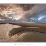 Promenade entre deux orages dans la baie de Somme Ã  marÃ©e basse en suivant un des ruisseaux qui parcourrent la baie entre Le Hourdel et Cayeux-sur-mer. Saison : Automne - Lieu : Le Hourdel, Baie de Somme, Somme, Picardie, France