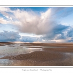 Promenade entre deux orages dans la baie de Somme Ã  marÃ©e basse en suivant un des ruisseaux qui parcourrent la baie entre Le Hourdel et Cayeux-sur-mer. Saison : Automne - Lieu : Le Hourdel, Baie de Somme, Somme, Picardie, France