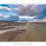 Promenade entre deux orages dans la baie de Somme Ã  marÃ©e basse en suivant un des ruisseaux qui parcourrent la baie entre Le Hourdel et Cayeux-sur-mer. Saison : Automne - Lieu : Le Hourdel, Baie de Somme, Somme, Picardie, France