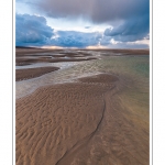 Promenade entre deux orages dans la baie de Somme Ã  marÃ©e basse en suivant un des ruisseaux qui parcourrent la baie entre Le Hourdel et Cayeux-sur-mer. Saison : Automne - Lieu : Le Hourdel, Baie de Somme, Somme, Picardie, France