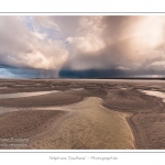 Promenade entre deux orages dans la baie de Somme Ã  marÃ©e basse en suivant un des ruisseaux qui parcourrent la baie entre Le Hourdel et Cayeux-sur-mer. Saison : Automne - Lieu : Le Hourdel, Baie de Somme, Somme, Picardie, France