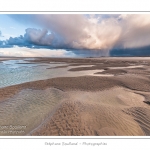 Promenade entre deux orages dans la baie de Somme Ã  marÃ©e basse en suivant un des ruisseaux qui parcourrent la baie entre Le Hourdel et Cayeux-sur-mer. Saison : Automne - Lieu : Le Hourdel, Baie de Somme, Somme, Picardie, France