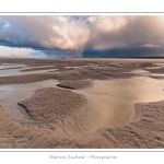 Promenade entre deux orages dans la baie de Somme Ã  marÃ©e basse en suivant un des ruisseaux qui parcourrent la baie entre Le Hourdel et Cayeux-sur-mer. Saison : Automne - Lieu : Le Hourdel, Baie de Somme, Somme, Picardie, France