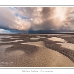 Promenade entre deux orages dans la baie de Somme Ã  marÃ©e basse en suivant un des ruisseaux qui parcourrent la baie entre Le Hourdel et Cayeux-sur-mer. Saison : Automne - Lieu : Le Hourdel, Baie de Somme, Somme, Picardie, France