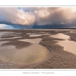 Promenade entre deux orages dans la baie de Somme Ã  marÃ©e basse en suivant un des ruisseaux qui parcourrent la baie entre Le Hourdel et Cayeux-sur-mer. Saison : Automne - Lieu : Le Hourdel, Baie de Somme, Somme, Picardie, France