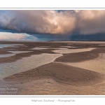 Promenade entre deux orages dans la baie de Somme Ã  marÃ©e basse en suivant un des ruisseaux qui parcourrent la baie entre Le Hourdel et Cayeux-sur-mer. Saison : Automne - Lieu : Le Hourdel, Baie de Somme, Somme, Picardie, France