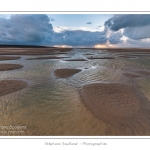 Promenade entre deux orages au crÃ©puscule dans la baie de Somme Ã  marÃ©e basse en suivant un des ruisseaux qui parcourrent la baie entre Le Hourdel et Cayeux-sur-mer. Saison : Automne - Lieu : Le Hourdel, Baie de Somme, Somme, Picardie, France