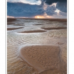 Promenade entre deux orages au crÃ©puscule dans la baie de Somme Ã  marÃ©e basse en suivant un des ruisseaux qui parcourrent la baie entre Le Hourdel et Cayeux-sur-mer. Saison : Automne - Lieu : Le Hourdel, Baie de Somme, Somme, Picardie, France