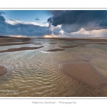 Promenade entre deux orages au crÃ©puscule dans la baie de Somme Ã  marÃ©e basse en suivant un des ruisseaux qui parcourrent la baie entre Le Hourdel et Cayeux-sur-mer. Saison : Automne - Lieu : Le Hourdel, Baie de Somme, Somme, Picardie, France