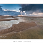 Promenade entre deux orages au crÃ©puscule dans la baie de Somme Ã  marÃ©e basse en suivant un des ruisseaux qui parcourrent la baie entre Le Hourdel et Cayeux-sur-mer. Saison : Automne - Lieu : Le Hourdel, Baie de Somme, Somme, Picardie, France