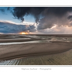 Promenade entre deux orages au crÃ©puscule dans la baie de Somme Ã  marÃ©e basse en suivant un des ruisseaux qui parcourrent la baie entre Le Hourdel et Cayeux-sur-mer. Saison : Automne - Lieu : Le Hourdel, Baie de Somme, Somme, Picardie, France