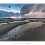 Promenade entre deux orages au crÃ©puscule dans la baie de Somme Ã  marÃ©e basse en suivant un des ruisseaux qui parcourrent la baie entre Le Hourdel et Cayeux-sur-mer. Saison : Automne - Lieu : Le Hourdel, Baie de Somme, Somme, Picardie, France