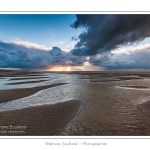 Promenade entre deux orages au crÃ©puscule dans la baie de Somme Ã  marÃ©e basse en suivant un des ruisseaux qui parcourrent la baie entre Le Hourdel et Cayeux-sur-mer. Saison : Automne - Lieu : Le Hourdel, Baie de Somme, Somme, Picardie, France