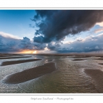 Promenade entre deux orages au crÃ©puscule dans la baie de Somme Ã  marÃ©e basse en suivant un des ruisseaux qui parcourrent la baie entre Le Hourdel et Cayeux-sur-mer. Saison : Automne - Lieu : Le Hourdel, Baie de Somme, Somme, Picardie, France