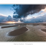 Promenade entre deux orages au crÃ©puscule dans la baie de Somme Ã  marÃ©e basse en suivant un des ruisseaux qui parcourrent la baie entre Le Hourdel et Cayeux-sur-mer. Saison : Automne - Lieu : Le Hourdel, Baie de Somme, Somme, Picardie, France