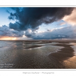 Promenade entre deux orages au crÃ©puscule dans la baie de Somme Ã  marÃ©e basse en suivant un des ruisseaux qui parcourrent la baie entre Le Hourdel et Cayeux-sur-mer. Saison : Automne - Lieu : Le Hourdel, Baie de Somme, Somme, Picardie, France