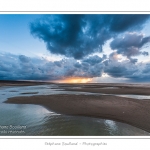 Promenade entre deux orages au crÃ©puscule dans la baie de Somme Ã  marÃ©e basse en suivant un des ruisseaux qui parcourrent la baie entre Le Hourdel et Cayeux-sur-mer. Saison : Automne - Lieu : Le Hourdel, Baie de Somme, Somme, Picardie, France