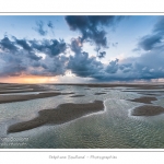 Promenade entre deux orages au crÃ©puscule dans la baie de Somme Ã  marÃ©e basse en suivant un des ruisseaux qui parcourrent la baie entre Le Hourdel et Cayeux-sur-mer. Saison : Automne - Lieu : Le Hourdel, Baie de Somme, Somme, Picardie, France