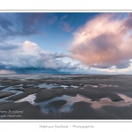 Promenade entre deux orages au crÃ©puscule dans la baie de Somme Ã  marÃ©e basse en suivant un des ruisseaux qui parcourrent la baie entre Le Hourdel et Cayeux-sur-mer. Saison : Automne - Lieu : Le Hourdel, Baie de Somme, Somme, Picardie, France