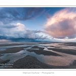 Promenade entre deux orages au crÃ©puscule dans la baie de Somme Ã  marÃ©e basse en suivant un des ruisseaux qui parcourrent la baie entre Le Hourdel et Cayeux-sur-mer. Saison : Automne - Lieu : Le Hourdel, Baie de Somme, Somme, Picardie, France