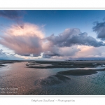 Promenade entre deux orages au crÃ©puscule dans la baie de Somme Ã  marÃ©e basse en suivant un des ruisseaux qui parcourrent la baie entre Le Hourdel et Cayeux-sur-mer. Saison : Automne - Lieu : Le Hourdel, Baie de Somme, Somme, Picardie, France