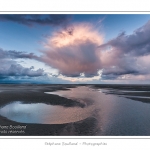 Promenade entre deux orages au crÃ©puscule dans la baie de Somme Ã  marÃ©e basse en suivant un des ruisseaux qui parcourrent la baie entre Le Hourdel et Cayeux-sur-mer. Saison : Automne - Lieu : Le Hourdel, Baie de Somme, Somme, Picardie, France