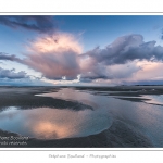 Promenade entre deux orages au crÃ©puscule dans la baie de Somme Ã  marÃ©e basse en suivant un des ruisseaux qui parcourrent la baie entre Le Hourdel et Cayeux-sur-mer. Saison : Automne - Lieu : Le Hourdel, Baie de Somme, Somme, Picardie, France