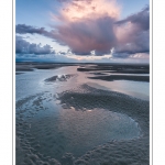 Promenade entre deux orages au crÃ©puscule dans la baie de Somme Ã  marÃ©e basse en suivant un des ruisseaux qui parcourrent la baie entre Le Hourdel et Cayeux-sur-mer. Saison : Automne - Lieu : Le Hourdel, Baie de Somme, Somme, Picardie, France