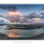 Promenade entre deux orages au crÃ©puscule dans la baie de Somme Ã  marÃ©e basse en suivant un des ruisseaux qui parcourrent la baie entre Le Hourdel et Cayeux-sur-mer. Saison : Automne - Lieu : Le Hourdel, Baie de Somme, Somme, Picardie, France